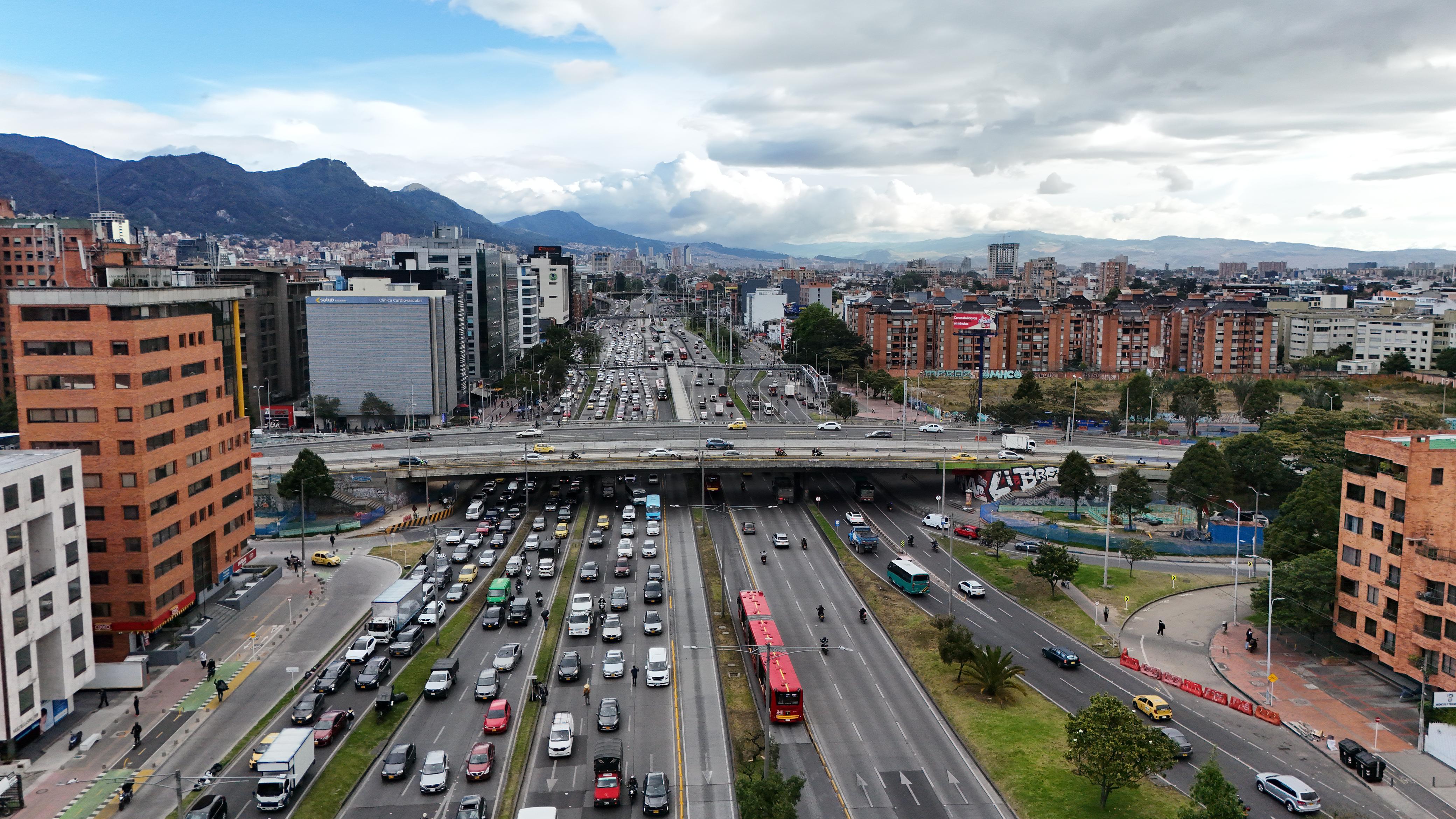 Mujeres utilizando transporte público en una ciudad moderna